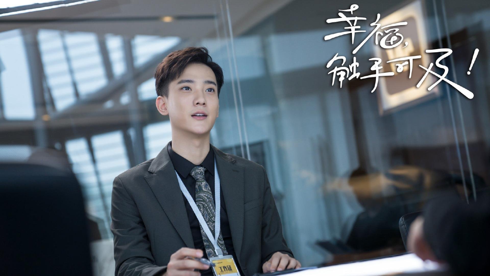 各地举办足球趣味跑比赛，吸引众多参与者，足球趣味项目